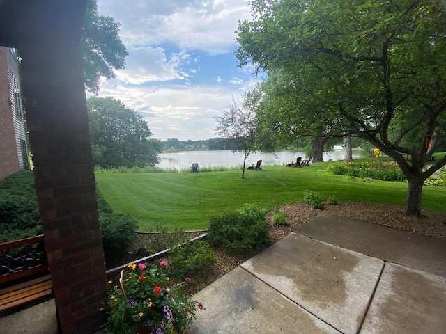 view of yard featuring a water view