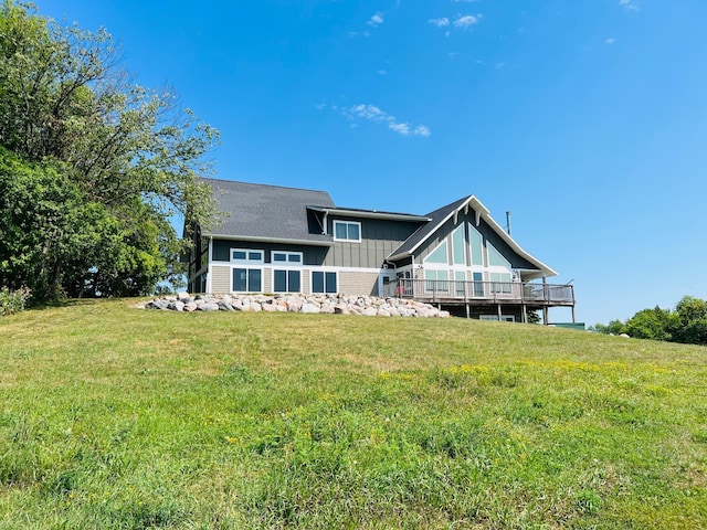 back of house featuring a lawn