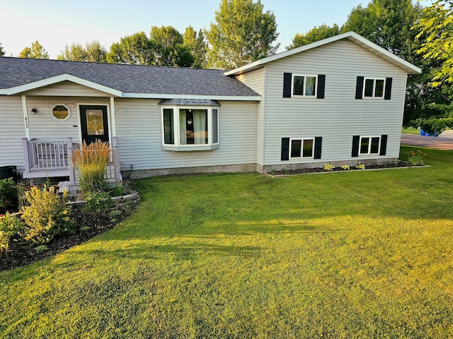 view of front of house with a front lawn