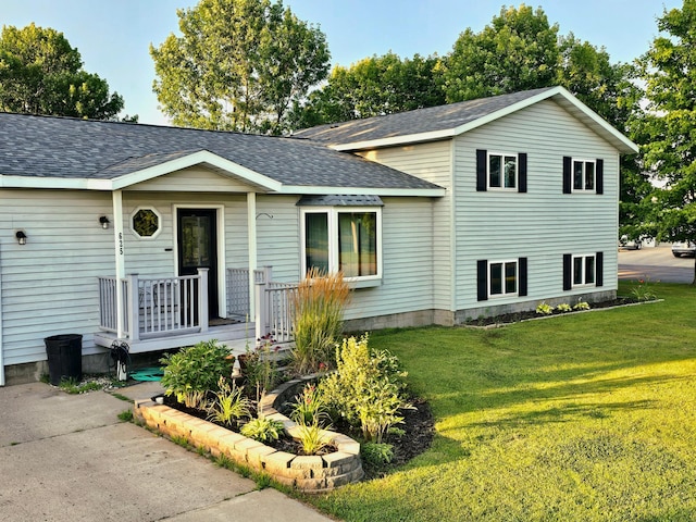 view of front facade with a front lawn