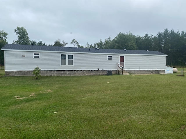 back of house featuring a yard