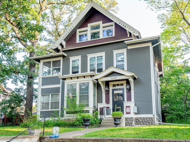 view of front of property with a front lawn