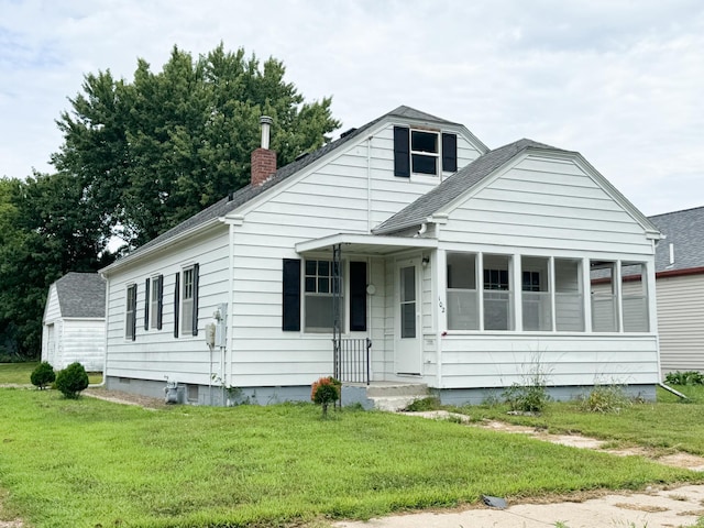 view of front of property with a front yard