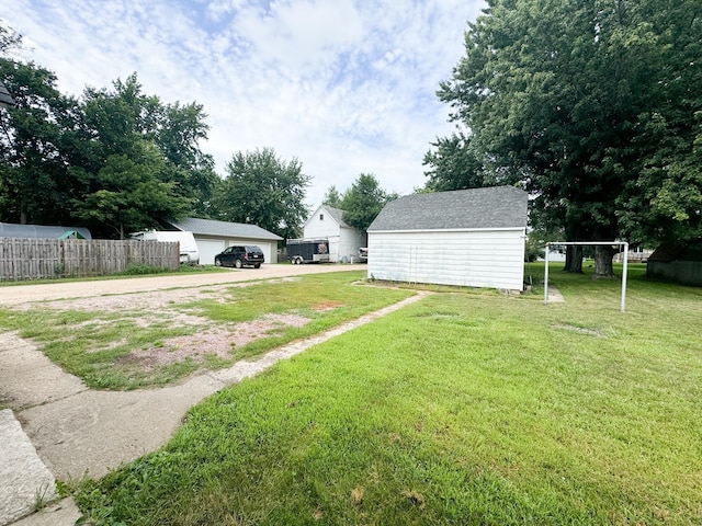 view of yard featuring an outdoor structure