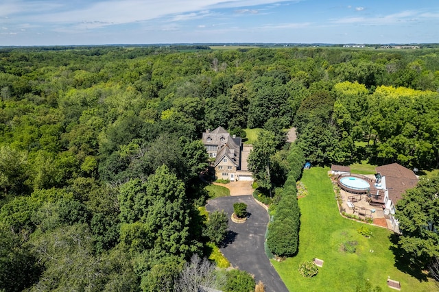 bird's eye view featuring a wooded view