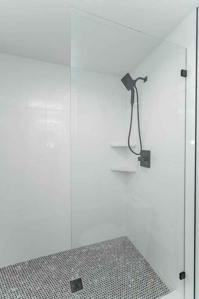 bathroom featuring a tile shower