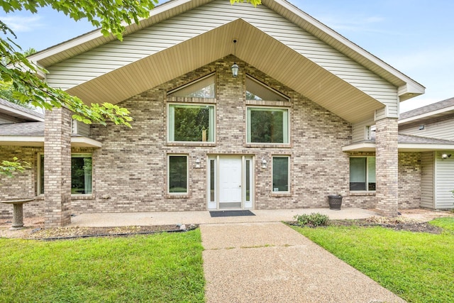 view of front facade featuring a front lawn