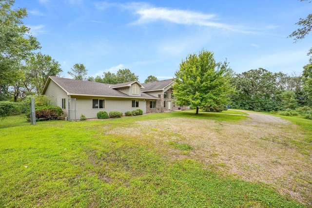 view of front of house featuring a front yard