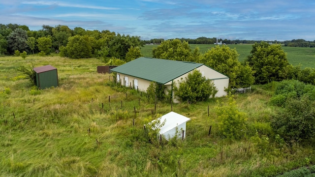 birds eye view of property featuring a rural view