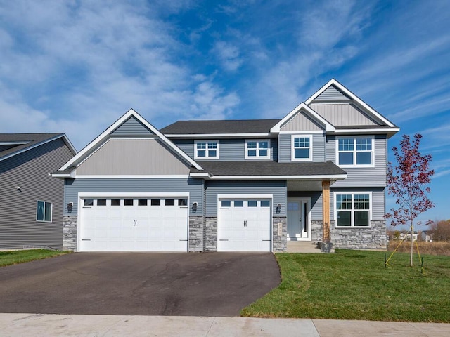 craftsman-style house featuring a front lawn