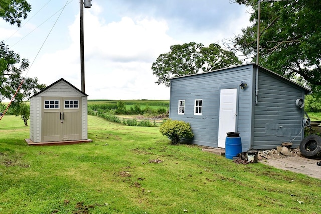 view of yard featuring a storage unit