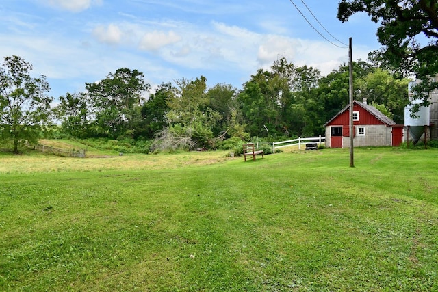 view of yard featuring an outbuilding