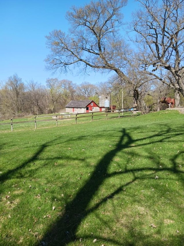 view of yard featuring a rural view