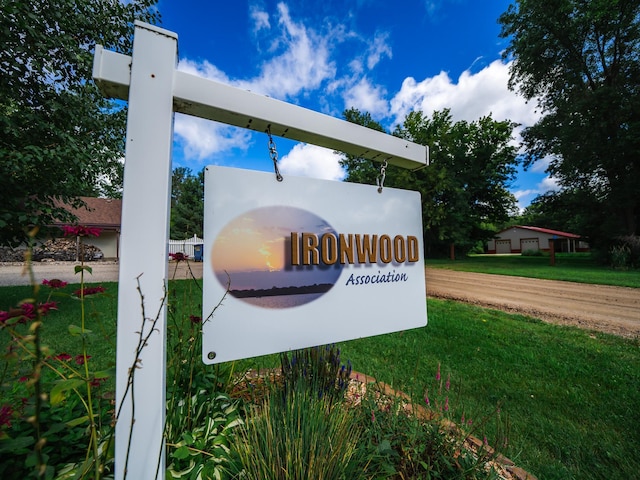 community / neighborhood sign featuring a yard