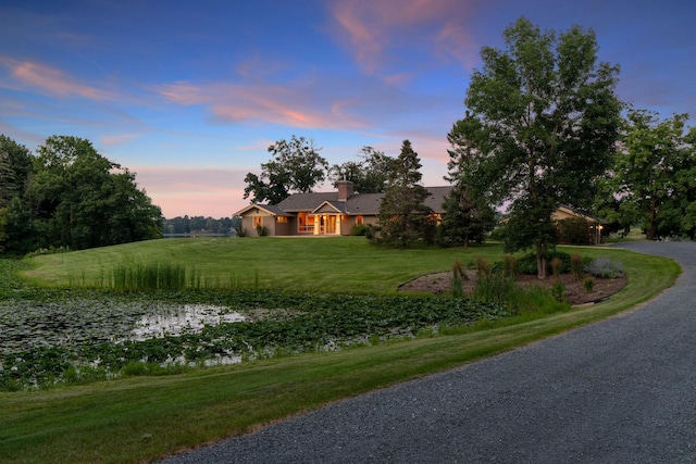 view of front facade featuring a lawn