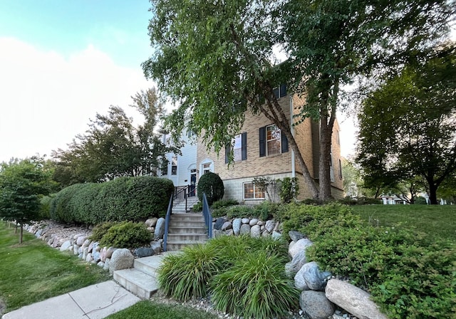 view of front of property with a front lawn