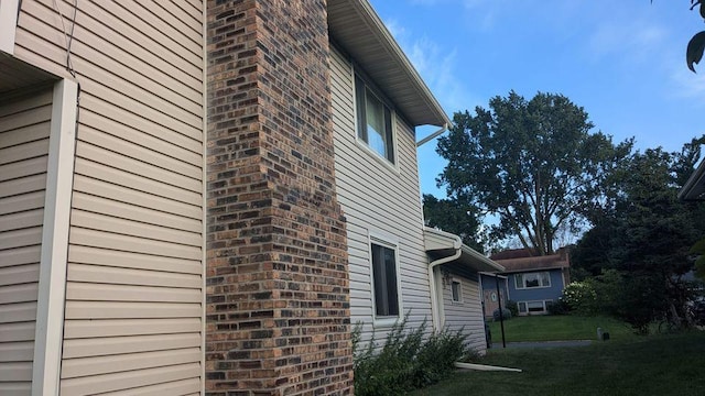 view of side of property featuring a lawn