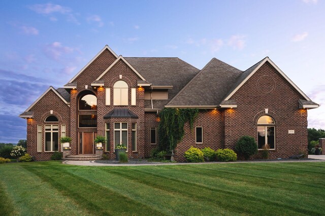 view of front facade featuring a front yard