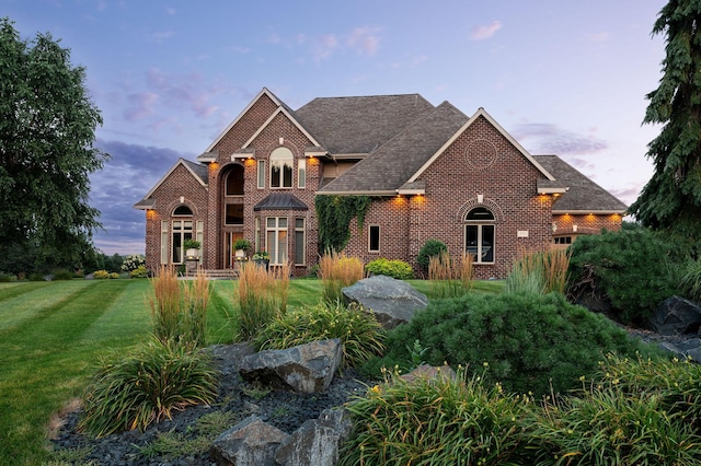 view of front of home featuring a yard