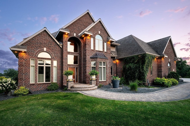 view of front facade with a yard