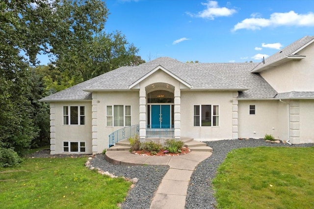 view of front facade featuring a front yard