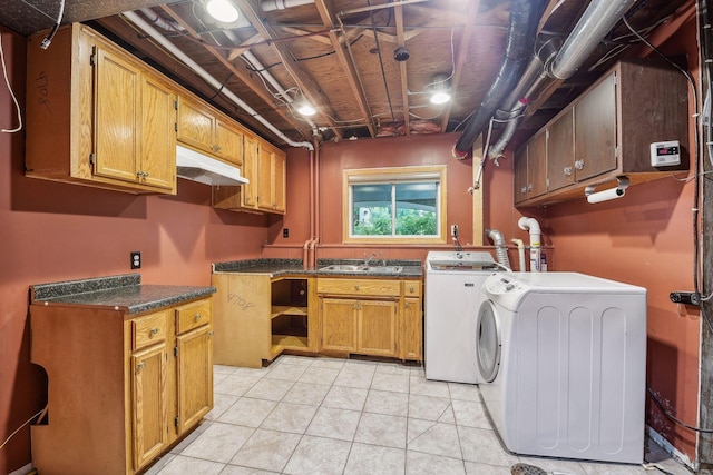 washroom featuring light tile patterned floors, cabinets, sink, and independent washer and dryer