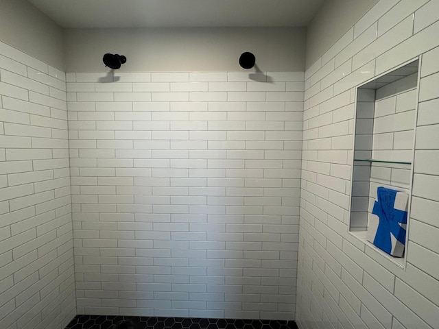 bathroom featuring tiled shower