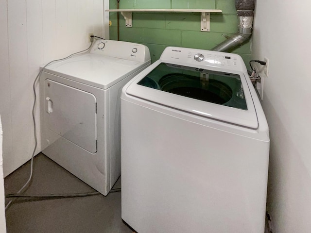 washroom with washer and clothes dryer