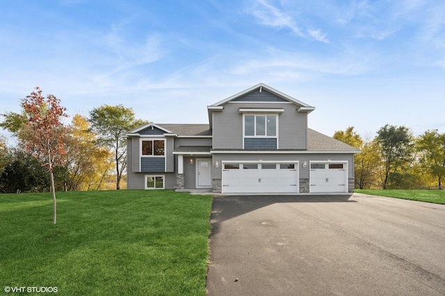 view of front facade featuring a garage and a front yard