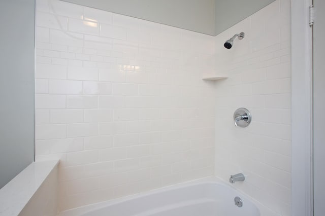 bathroom with tiled shower / bath