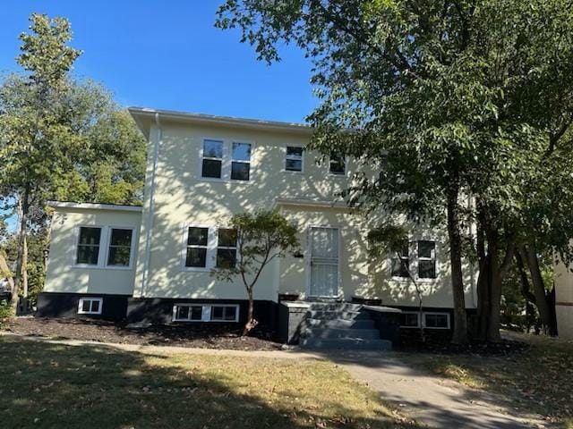 view of front facade featuring a front lawn