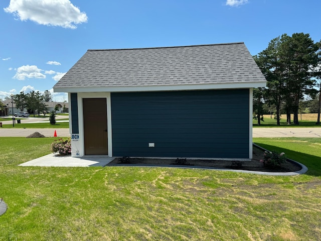 view of outdoor structure featuring a yard