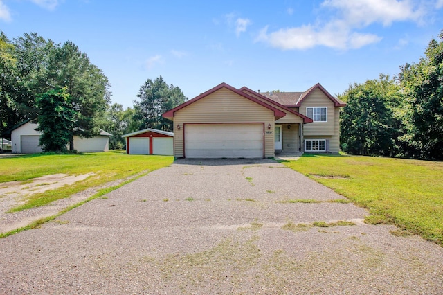 view of front of property featuring a front lawn