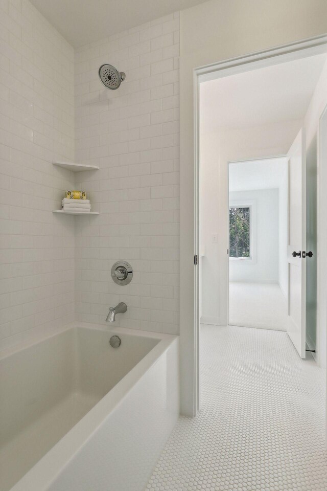 bathroom with tiled shower / bath