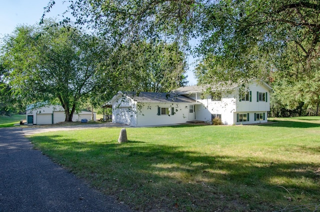 view of front facade featuring a garage and a front lawn