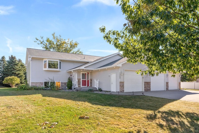 view of front of property with a front yard