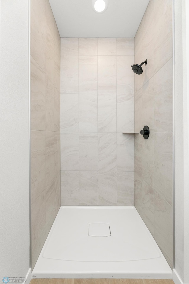 bathroom featuring a tile shower