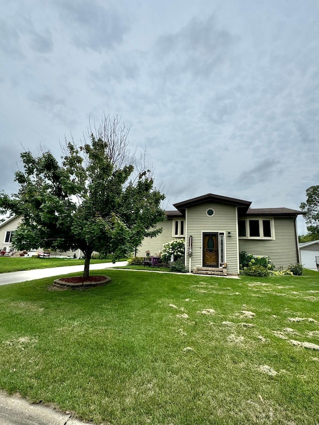 view of front of property featuring a front lawn