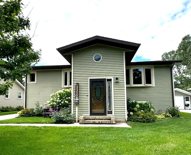 tri-level home featuring a front lawn