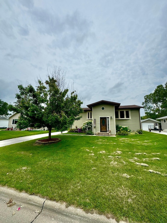 view of front of property featuring a front yard