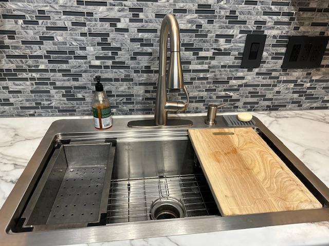 details featuring decorative backsplash