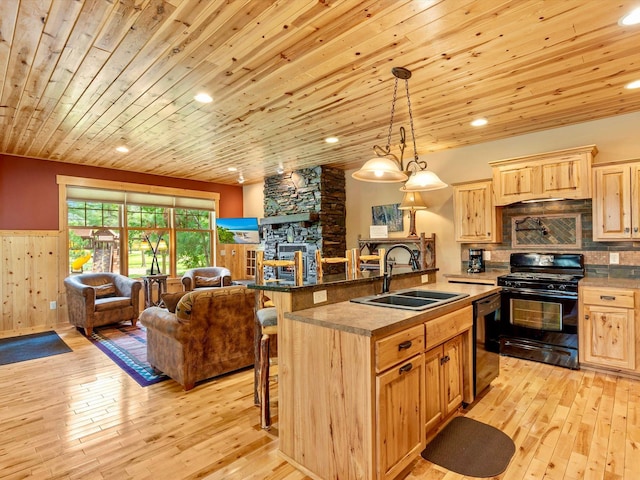 kitchen with light hardwood / wood-style flooring, wood ceiling, black appliances, and decorative light fixtures