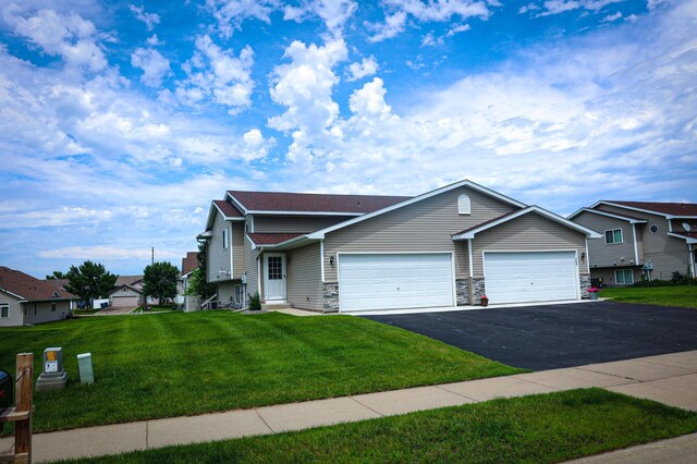 view of front facade featuring a front yard and a garage