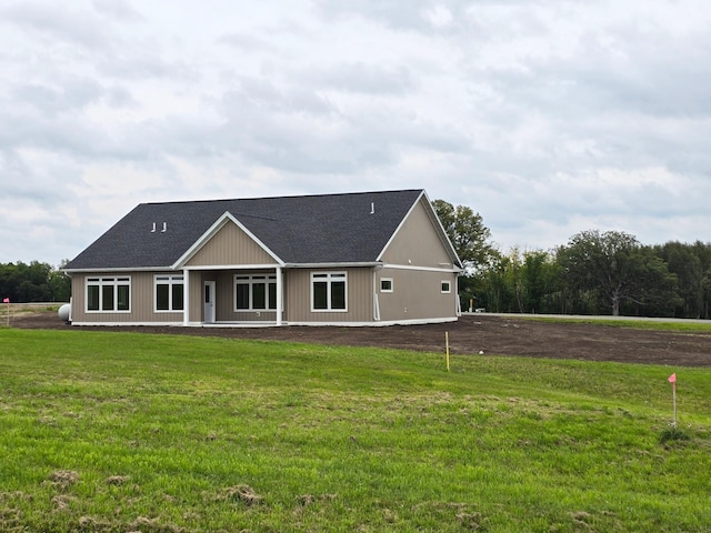 view of front of home with a front lawn