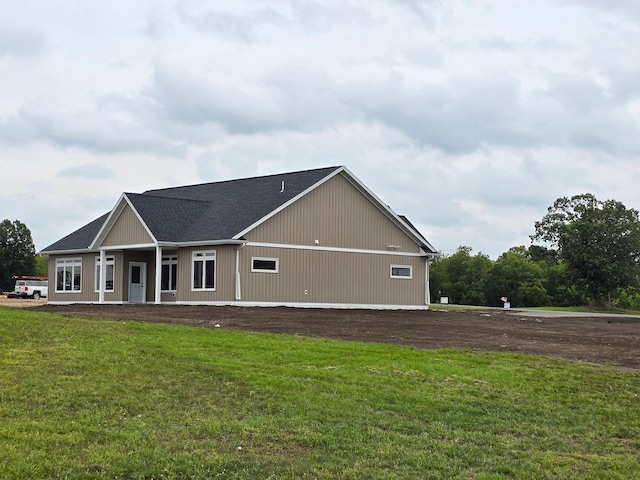 view of front of house featuring a front yard