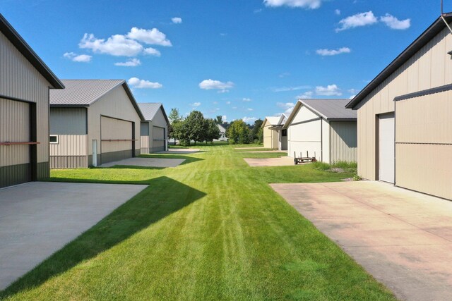 view of yard featuring an outbuilding and a residential view