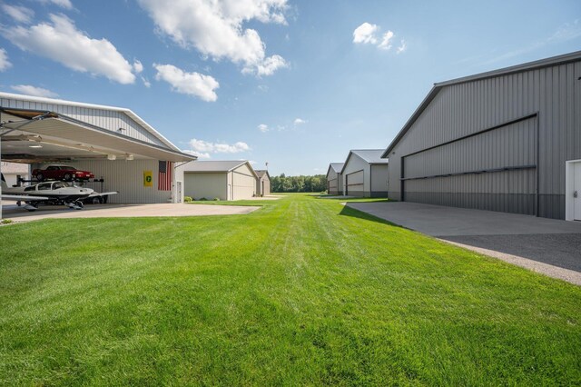 view of yard with an outbuilding