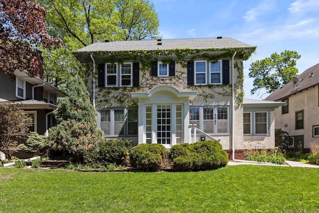 view of front facade with a front lawn