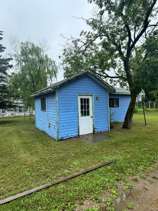 view of outdoor structure with a lawn