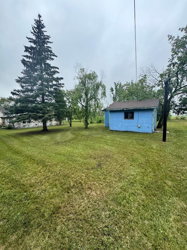 view of yard with an outdoor structure